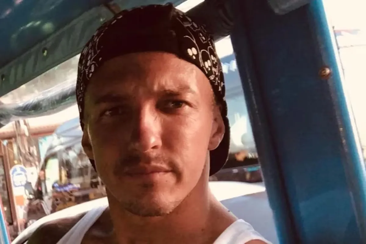 En enero del año 2022, se hizo conocido por golpear a un inspector de tránsito en Mar del Plata tras negarse a hacer un control de alcoholemia. Aquella agresión quedó filmada, se volvió viral e hizo que le sacaran el registro de conducir. En enero del año 2022, se hizo conocido por golpear a un inspector de tránsito en Mar del Plata tras negarse a hacer un control de alcoholemia. Aquella agresión quedó filmada, se volvió viral e hizo que le sacaran el registro de conducir.