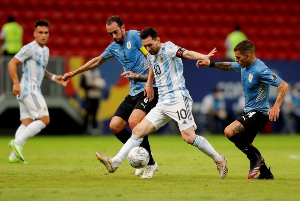 Lionel Messi jugó aislado del resto del equipo y sus incursiones ofensivas fueron, en su mayoría, en inferioridad numérica, sin opciones para descargar.