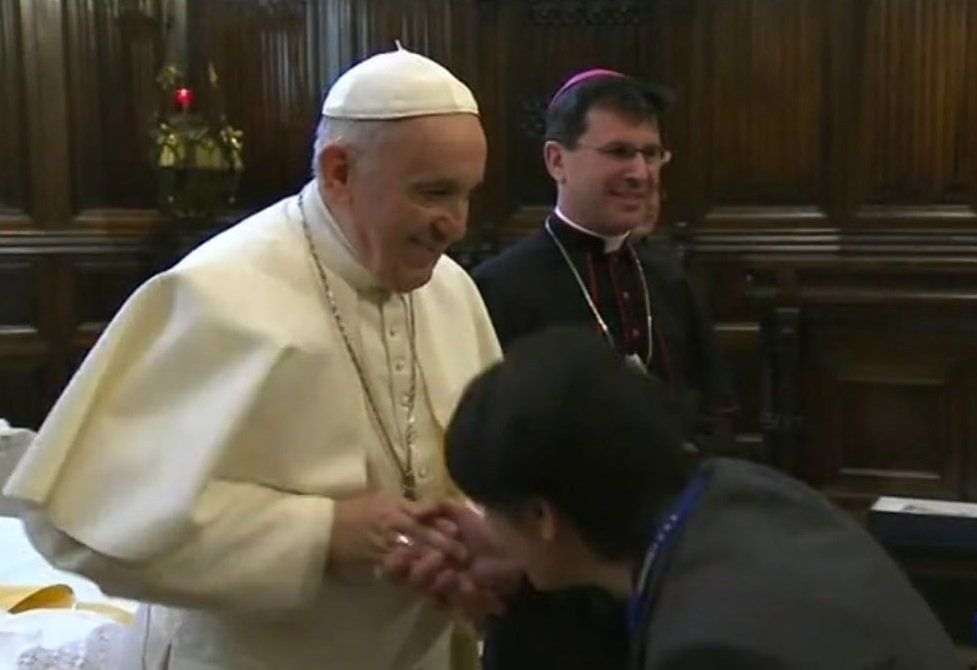 El Papa no quiso que le besen el anillo para evitar contagios