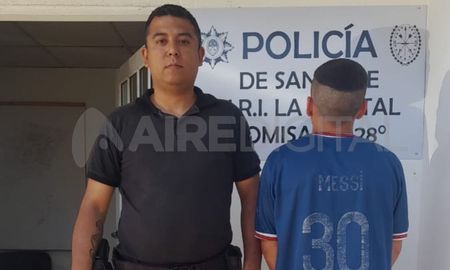 Detuvieron a un hombre que intentó robar un reflector en Colastiné Norte. Detuvieron a un hombre que intentó robar un reflector en Colastiné Norte.