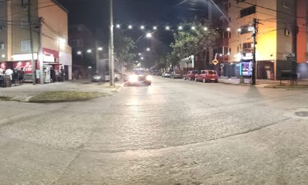 Según los primeros testimonios, se escucharon entre seis y siete disparos provenientes de la vereda de enfrente de un comercio en barrio Las Flores II. Según los primeros testimonios, se escucharon entre seis y siete disparos provenientes de la vereda de enfrente de un comercio en barrio Las Flores II.