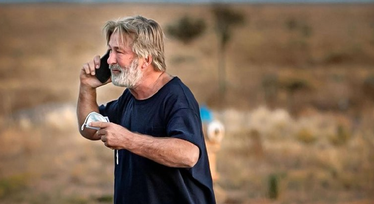 Las fotos que muestran la consternación de Alec Baldwin después de matar a la directora de fotografía de la película Rust