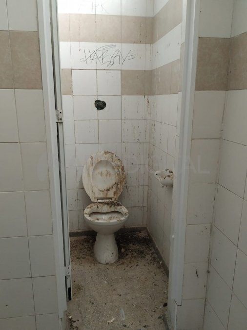 Uno de los box del baño de varones del primer piso. Moscato aclaró que el problema está en el techo por eso se filtra basura y agua.