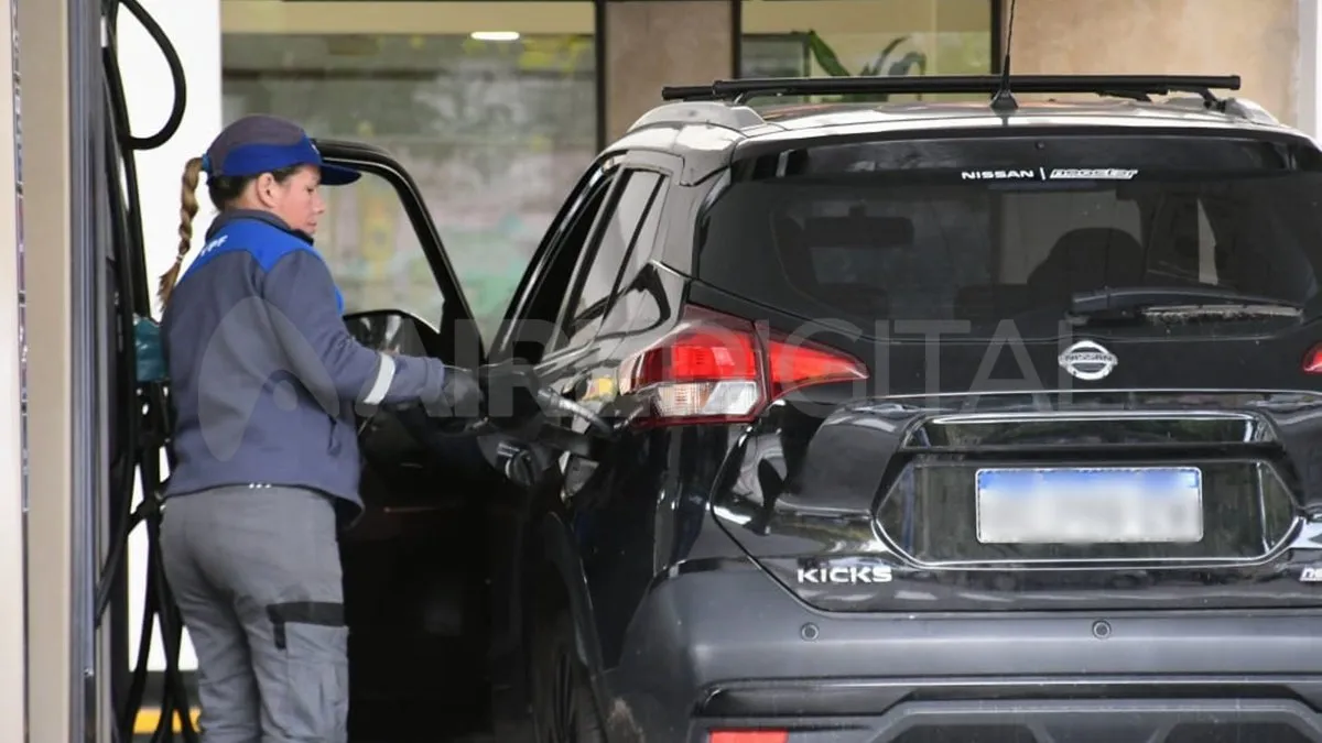 Los combustibles volvieron a aumentar luego de la devaluación dispuesta por el Banco Central. Esto impacta en los costos del servicio de transporte. Los combustibles volvieron a aumentar luego de la devaluación dispuesta por el Banco Central. Esto impacta en los costos del servicio de transporte.