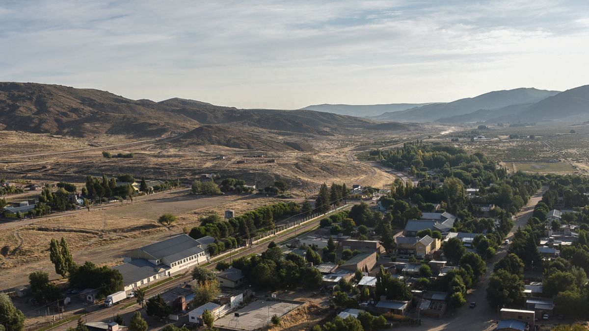 El arroyo Comallo atraviesa el pueblo y crea un valle con bardas rojizas que cautiva a visitantes.