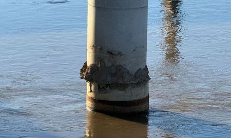 La obra del nuevo puente Santa Fe - Santo Tomé quedó bajo revisión luego de que se detectara una falla en una de las columnas construidas sobre el río Salado. La obra del nuevo puente Santa Fe - Santo Tomé quedó bajo revisión luego de que se detectara una falla en una de las columnas construidas sobre el río Salado.