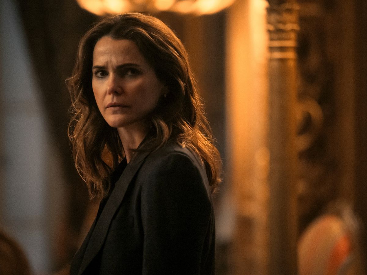 La interpretación de Keri Russell compone el perfil de una diplomática que combina agresividad táctica y vulnerabilidad frente al descontrol político.