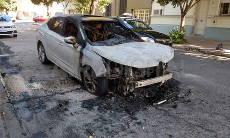 Un Citroën C4 se prendió fuego en el barrio Mariano Comas Un Citroën C4 se prendió fuego en el barrio Mariano Comas