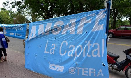 Desde Amsafe La Capital sostienen que el rechazo a la propuesta salarial del gobierno es generalizado en la provincia de Santa Fe. Desde Amsafe La Capital sostienen que el rechazo a la propuesta salarial del gobierno es generalizado en la provincia de Santa Fe.