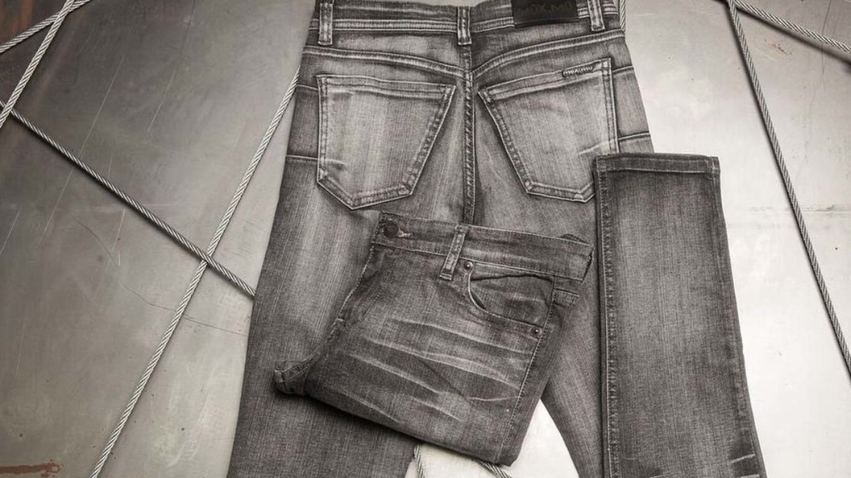 Jean negro desgastado. Jean negro desgastado.