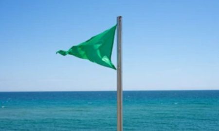 La bandera verde solo se izará cuando el mar esté habilitado para actividades náuticas. La bandera verde solo se izará cuando el mar esté habilitado para actividades náuticas.