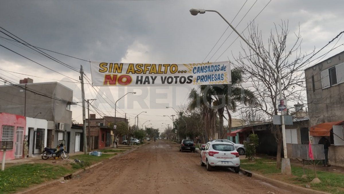Hace un mes, la Municipalidad de Santa Fe encaró trabajos de mejorado en la zona, pero los vecinos reclaman la obra de asfalto.