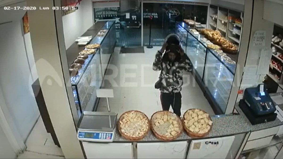 Video: entró armado a la panadería, asaltó a la empleada y se fue con una coca