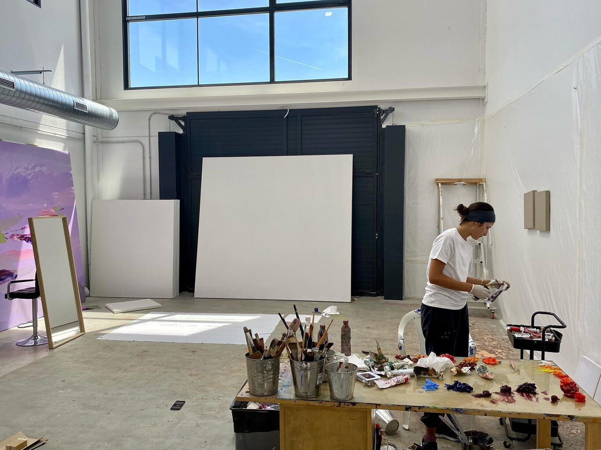 La cochera de la vivienda es utilizada por la novia del cantante para poder realizar sus trabajos artísticos.