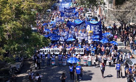 Este martes, los docentes de todo el país nucleados en la Confederación de Trabajadores de la Educación de la República Argentina (CTERA) llevan adelante un paro en reclamo de aumentos salariales. Este martes, los docentes de todo el país nucleados en la Confederación de Trabajadores de la Educación de la República Argentina (CTERA) llevan adelante un paro en reclamo de aumentos salariales.