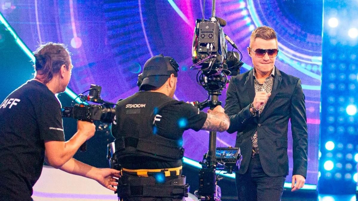 Santiago del Moro posee fotofobia. Santiago del Moro posee fotofobia.