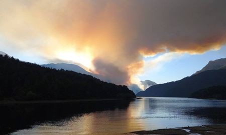 Los brigadistas trabajan para tratar de contener el incendio foerstal cerca del Lago Steffen. Los brigadistas trabajan para tratar de contener el incendio foerstal cerca del Lago Steffen.