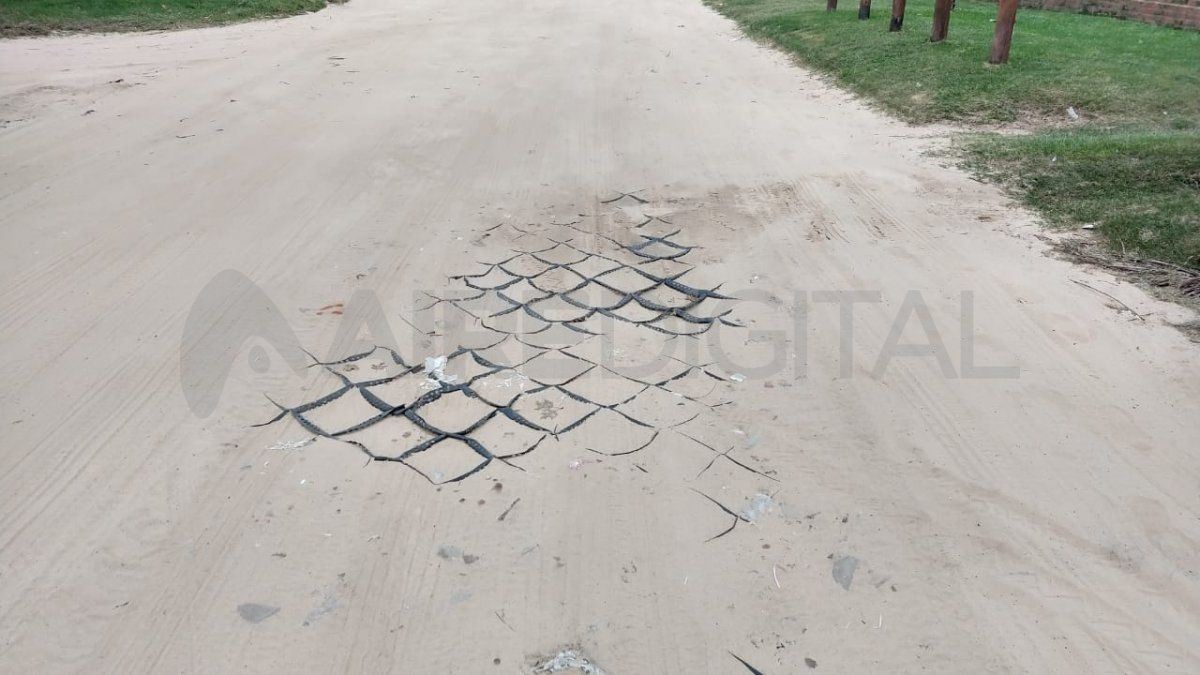 Por falta de mantenimiento de las calles, las geoceldas quedan al descubierto.