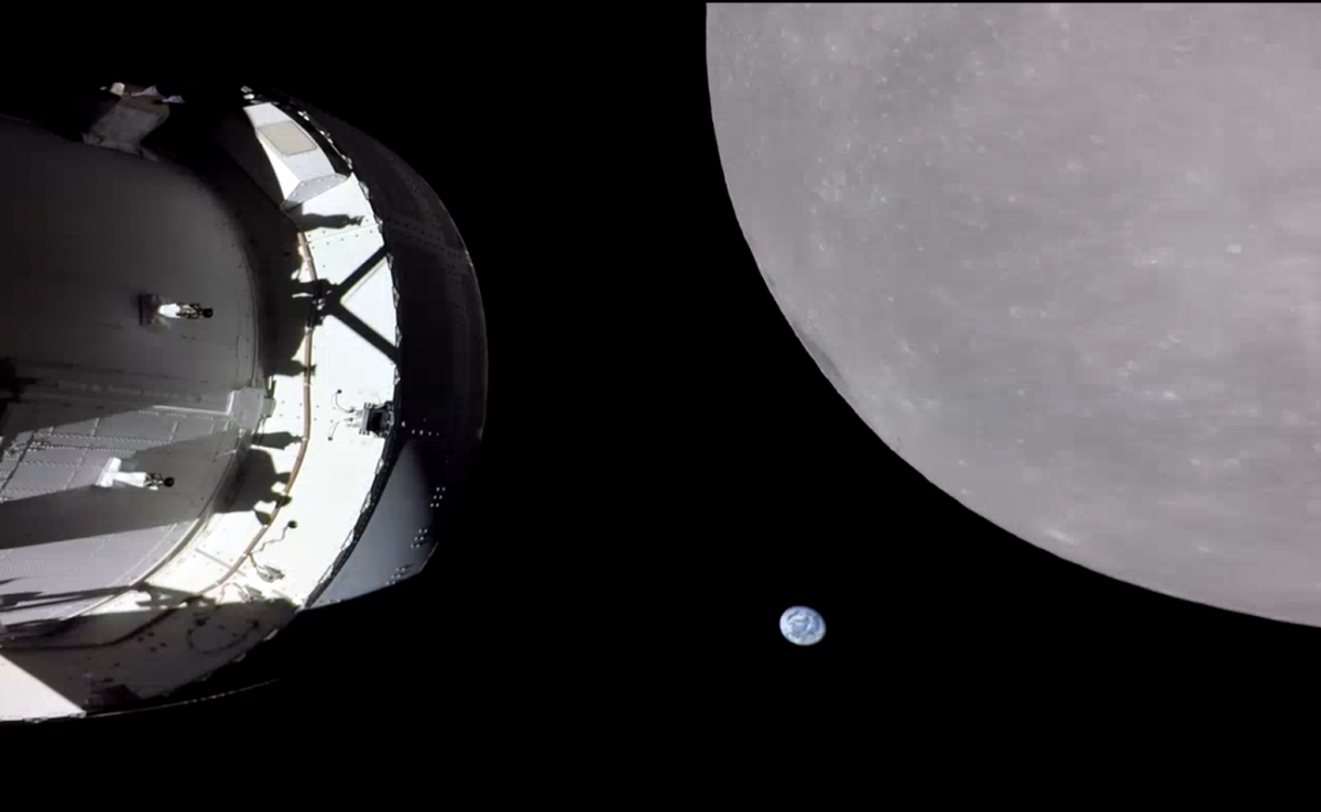 La Tierra se ve poniéndose desde el lado oculto de la Luna, más allá de la nave espacial Orión, en esta foto tomada el sexto día de la misión Artemis I por una cámara en la punta de uno de los paneles solares de la nave. 