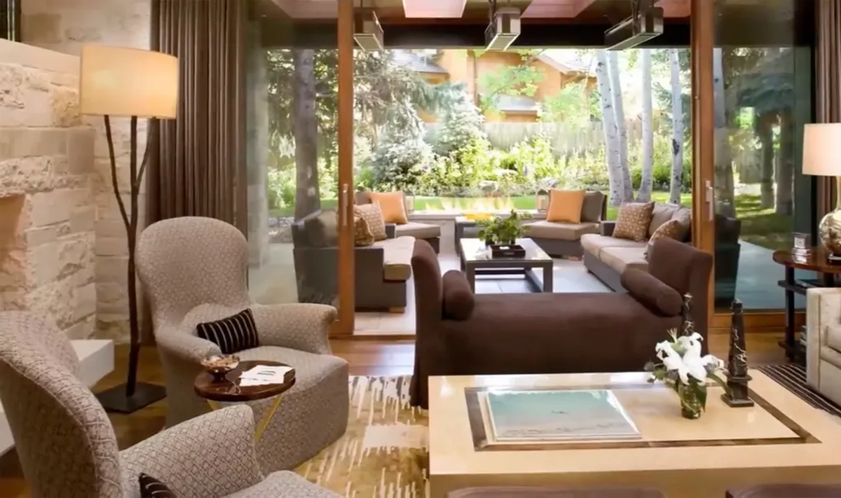 La propiedad de Lionel Messi tiene a la vista una considerable cancha de fútbol, otra de tenis y paddle y una piscina, lo que refleja su pasión por el deporte.