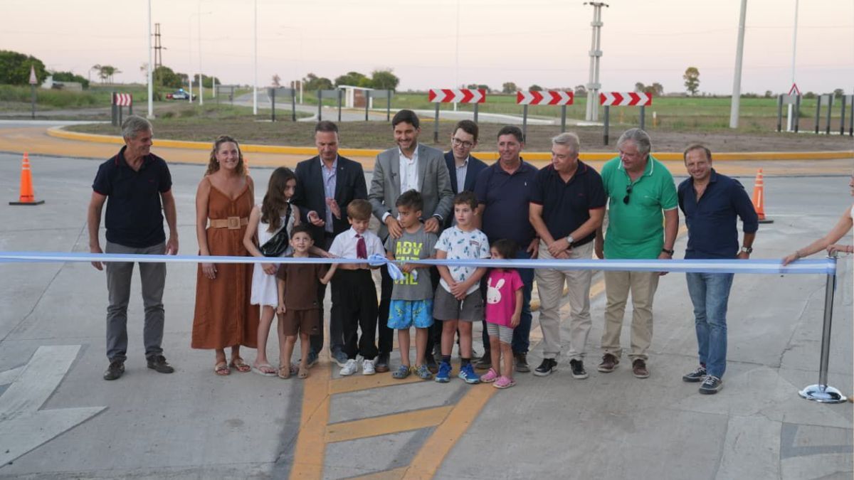 El gobernador Maximiliano Pullaro inauguró este martes la rotonda construida por el Gobierno de la Provincia de Santa Fe en la intersección de las rutas provinciales Nº 70 y 68-S.