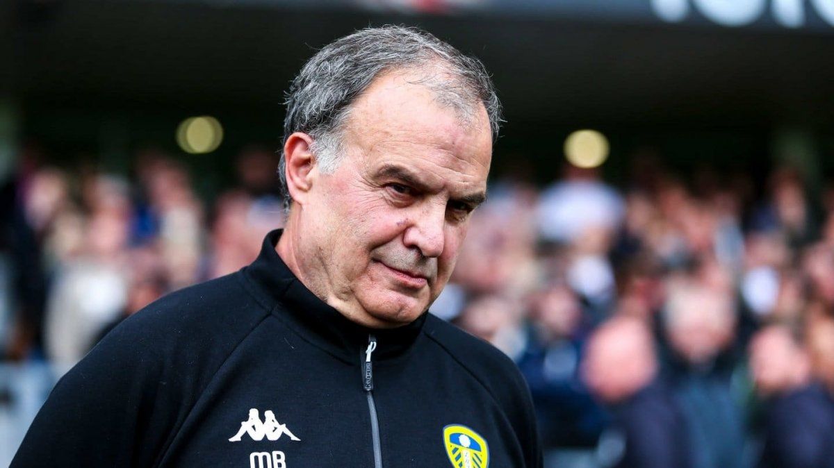 Bielsa seguirá como entrenador del Leeds por otra temporada