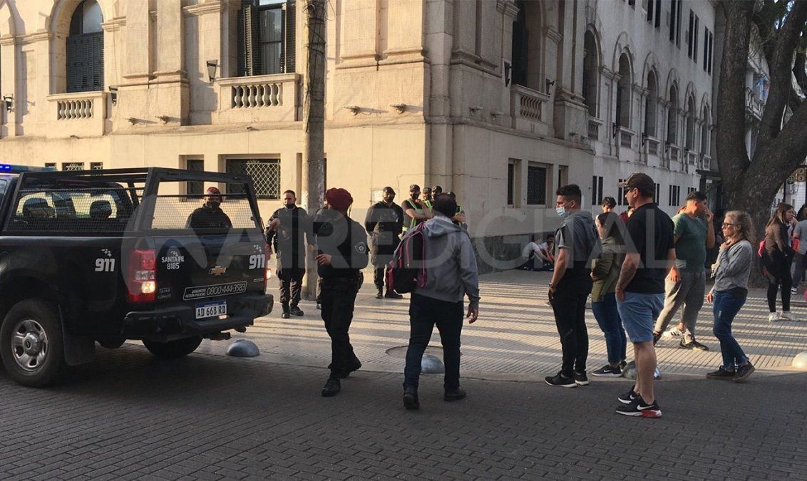 Fuera de tribunales un grupo de personas se concentró para repudiar a Alicia Reina.