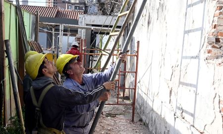 Por la complejidad de la obra se contrató a una empresa especializada para realizar las tareas. Por la complejidad de la obra se contrató a una empresa especializada para realizar las tareas.