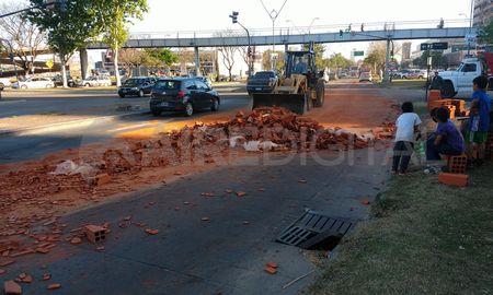 Así quedó el carril central tras el vuelco de la carga de un camión.&nbsp;