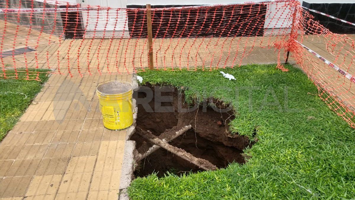 Una cuadrilla municipal señalizó y cercó la zona del socavón en la vereda de Laprida y Luciano Torrent. 