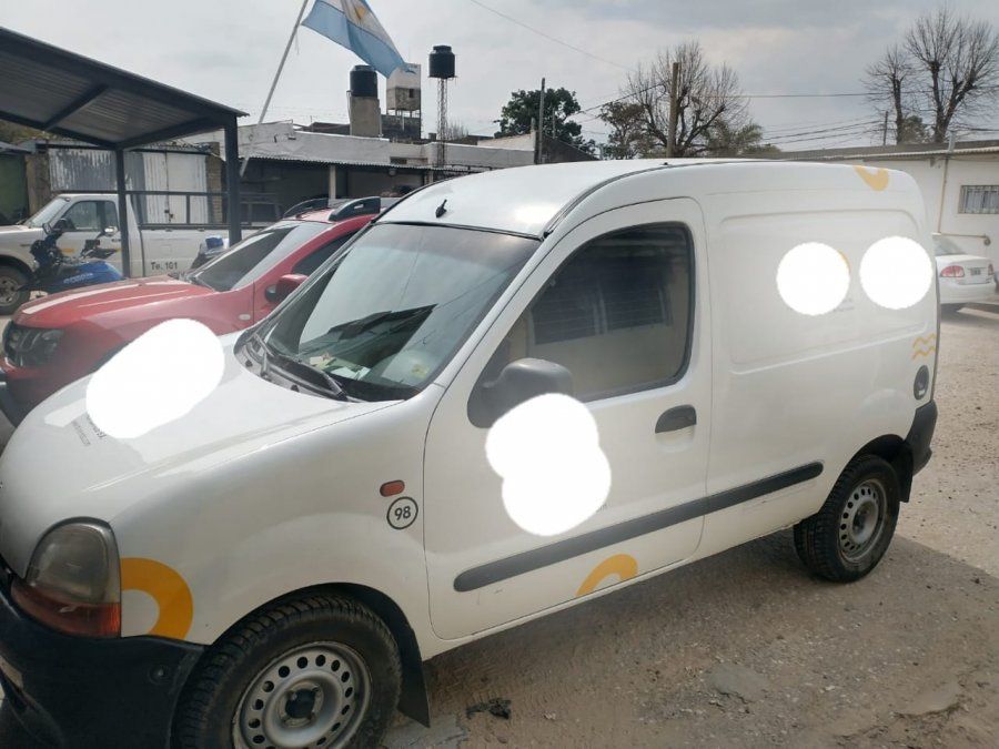 La utilitaria Renault Kangoo de color blanca en la que circulaba el hombre armado junto a dos jóvenes.