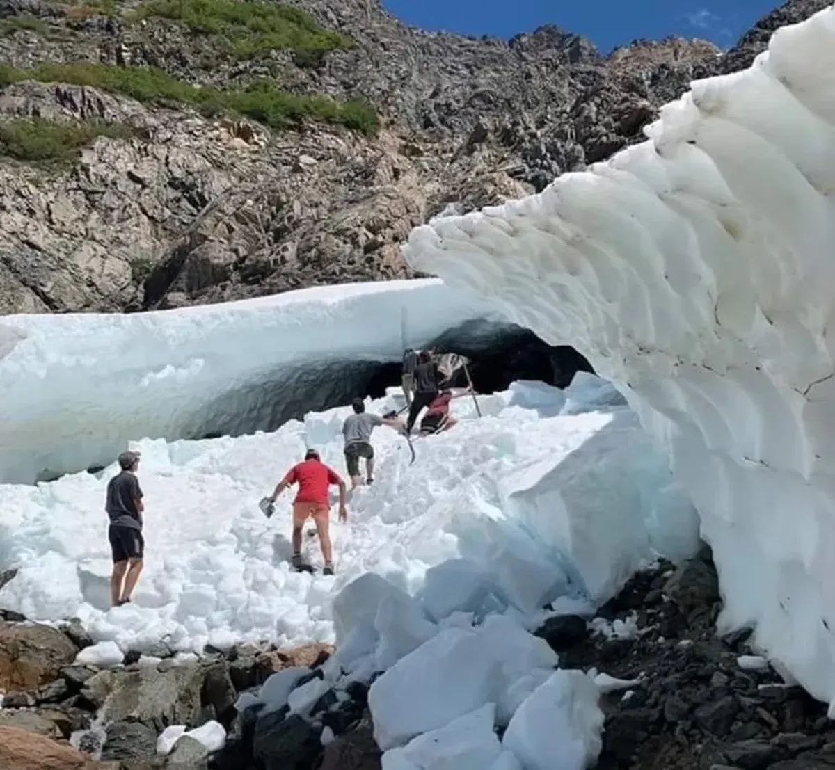El techo natural se desplomó, uno de ellos murió en el acto, mientras el otro sufrió severos politraumatismos.