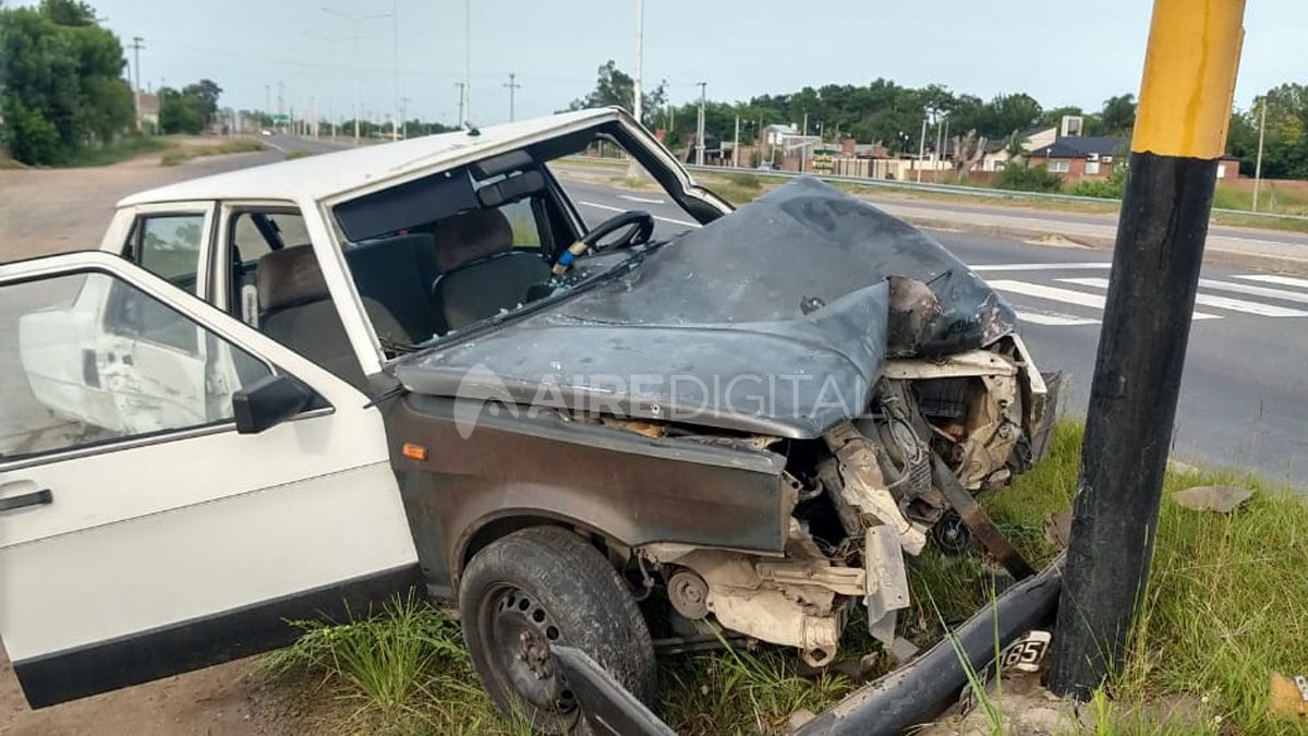 Un auto se incrustó en un semáforo en ruta provincial 1