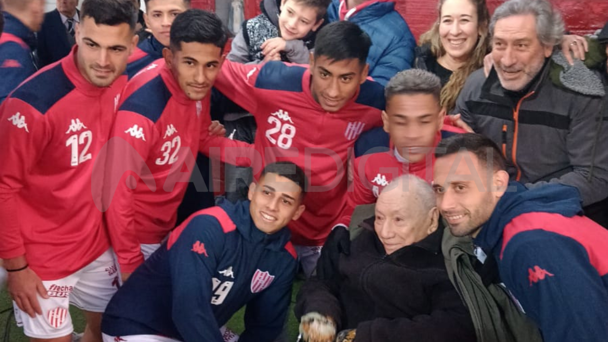 Alvez, Corvalán, Portillo rodearon a Eudoro durante su homenaje.