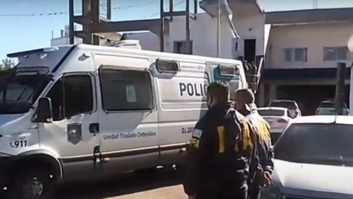 En el caso de la detenida Ibarra, los voceros dijeron que era jefa del Gabinete de Investigación anti-drogas de la DDI y que su padre, el comisario jubilado de la policía bonaerense Alberto Daniel Ibarra