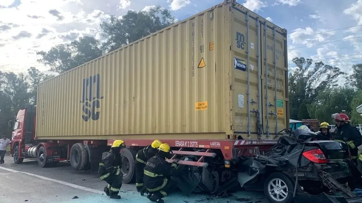 Equipos de emergencia trabajan para recuperar un vehículo incrustado bajo un camión en la Ruta 9, donde un accidente fatal cobró la vida de un conductor cerca de Rosario. Equipos de emergencia trabajan para recuperar un vehículo incrustado bajo un camión en la Ruta 9, donde un accidente fatal cobró la vida de un conductor cerca de Rosario.