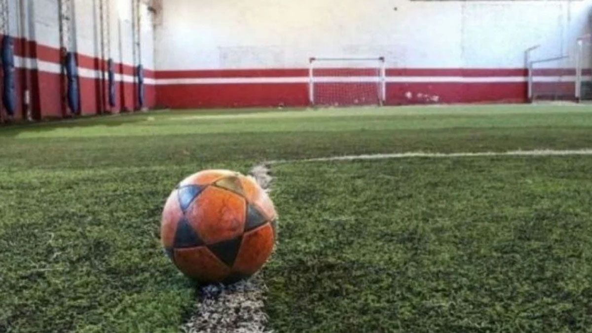 Según el relato policial, tras el golpe recibido, el joven logró llegar hasta su casa, donde finalmente se desvaneció.