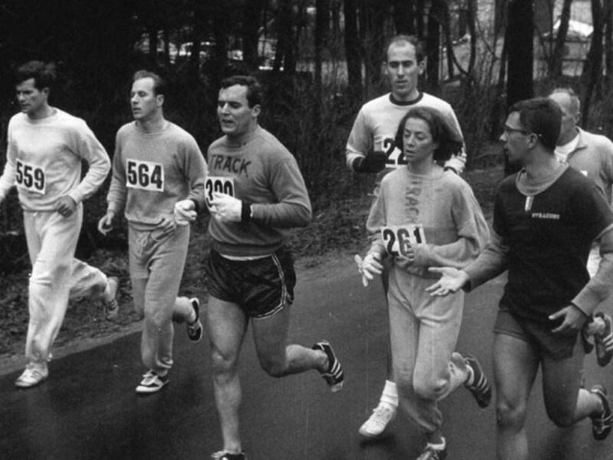 Escoltada por su novio, su entrenador y otros corredores, Switzer completó el Maratón de Boston en 4h20’. “Cuando la terminé, sentí que tenía un plan de vida, una meta, un propósito para cumplir. Me sentí plena también porque corrí mi primer maratón bajo las circunstancias más difíciles y, después de eso, nada más sería tan duro”, reflexionó sobre lo que había hecho y lo que representaría en el futuro.