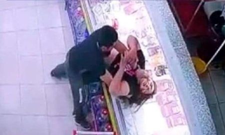 Video: ahorcó a su compañera de trabajo porque no le gustó la música que puso Video: ahorcó a su compañera de trabajo porque no le gustó la música que puso
