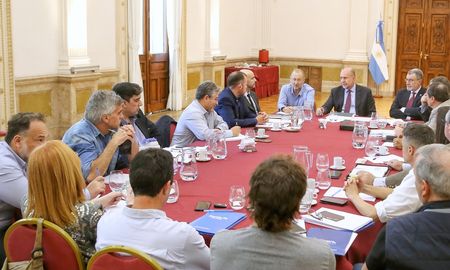 El gobernador Perotti encabezó una nueva reunión de trabajo multiagencial con los ministerios de Seguridad, Gestión Pública y Desarrollo Social. El gobernador Perotti encabezó una nueva reunión de trabajo multiagencial con los ministerios de Seguridad, Gestión Pública y Desarrollo Social.