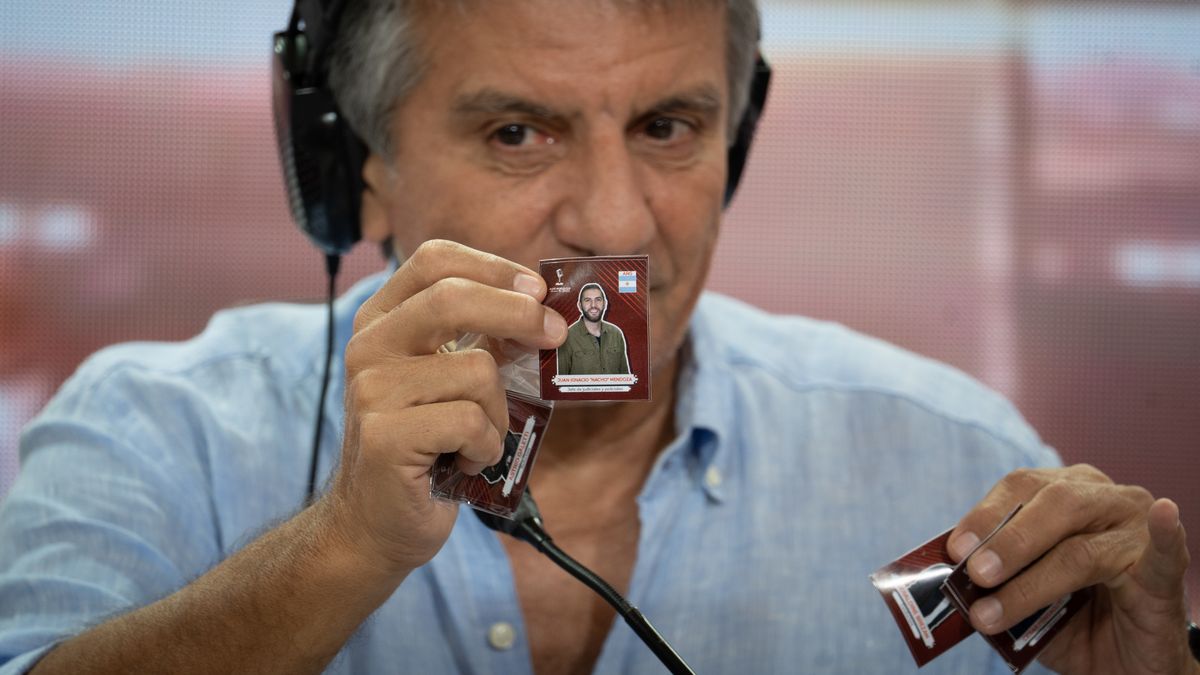 Luis Mino, con las figuritas de los distintos integrantes del Grupo AIRE.