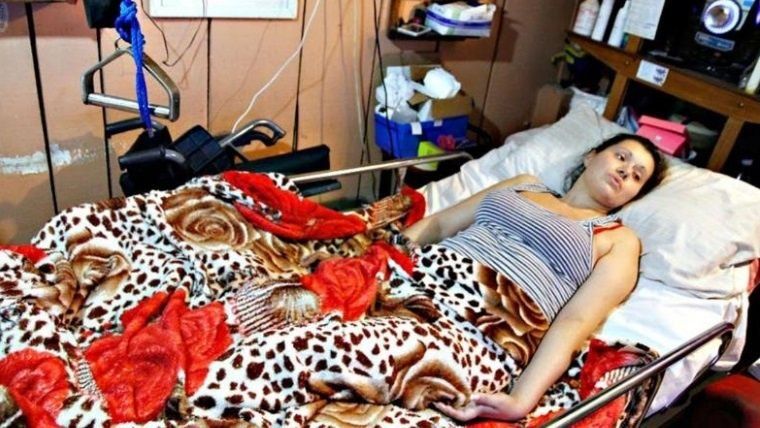 Le dio una paliza a su ex novia, la dejó cuadripléjica y está libre