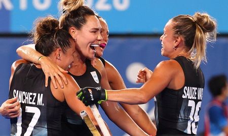 Con una gran actuación de Noel Barrionuevo, Las Leonas derrotaron a India por 2-1 y avanzaron a la final de los Juegos Olímpicos de Tokio. Con una gran actuación de Noel Barrionuevo, Las Leonas derrotaron a India por 2-1 y avanzaron a la final de los Juegos Olímpicos de Tokio.