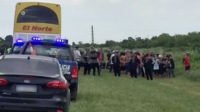 Colón-Gimnasia: retuvieron dos micros con miembros de La Negrada en la autopista Rosario-Santa Fe