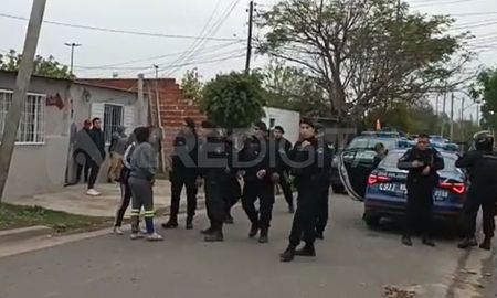 Batalla campal en el barrio Coronel Dorrego: motochorros perseguidos, policías apedreados y el choque de un patrullero