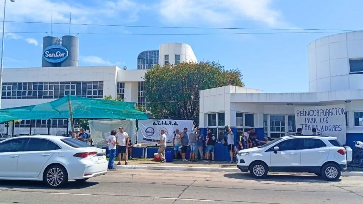 Conflicto con Atilra: la salida de empresas tercerizadas y la paralización productiva profundizaron la caída de la cooperativa láctea. Conflicto con Atilra: la salida de empresas tercerizadas y la paralización productiva profundizaron la caída de la cooperativa láctea.