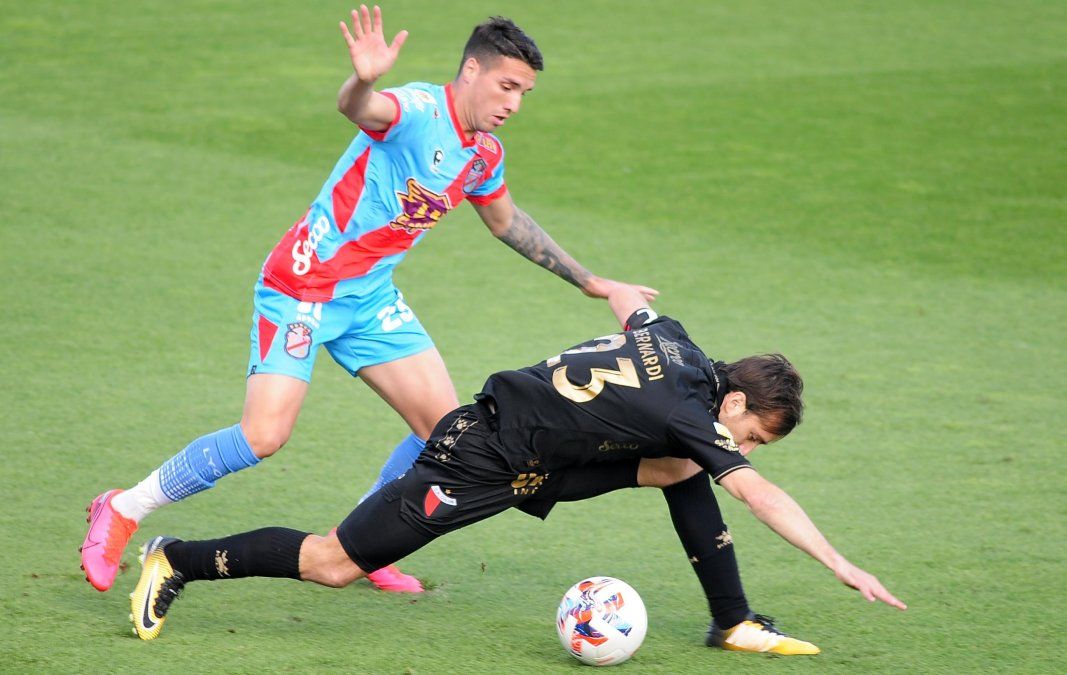 Mucha lucha y poco juego. Colón y Arsenal no ofrecieron un buen espectáculo.