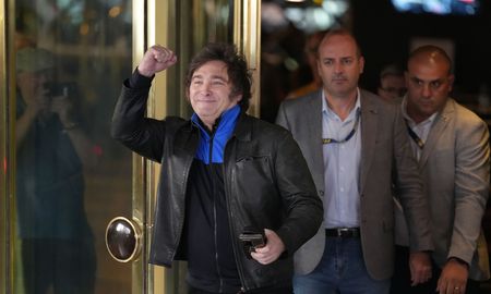 El presidente electo, Javier Milei, al retirarse del Hotel Libertador el domingo 26 de noviembre del 2023. El presidente electo, Javier Milei, al retirarse del Hotel Libertador el domingo 26 de noviembre del 2023.