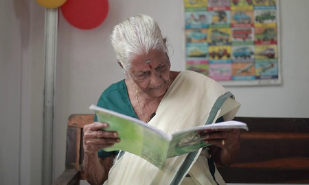 Una mujer de 104 años de la India, aprendió a leer y escribir Una mujer de 104 años de la India, aprendió a leer y escribir