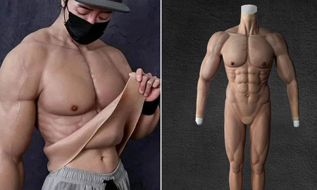 Crean un traje hiperrealista que hace parecer a los hombres musculosos Crean un traje hiperrealista que hace parecer a los hombres musculosos